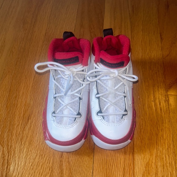 LIKE NEW: Air Jordan 11 Retro with patent leather cherry soles - Picture 2 of 9